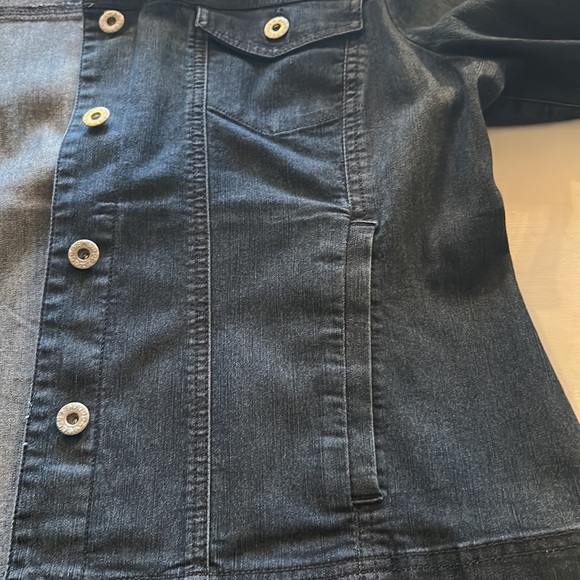 Nwot, never worn cool jean jacket. Size 14 - Picture 9 of 10